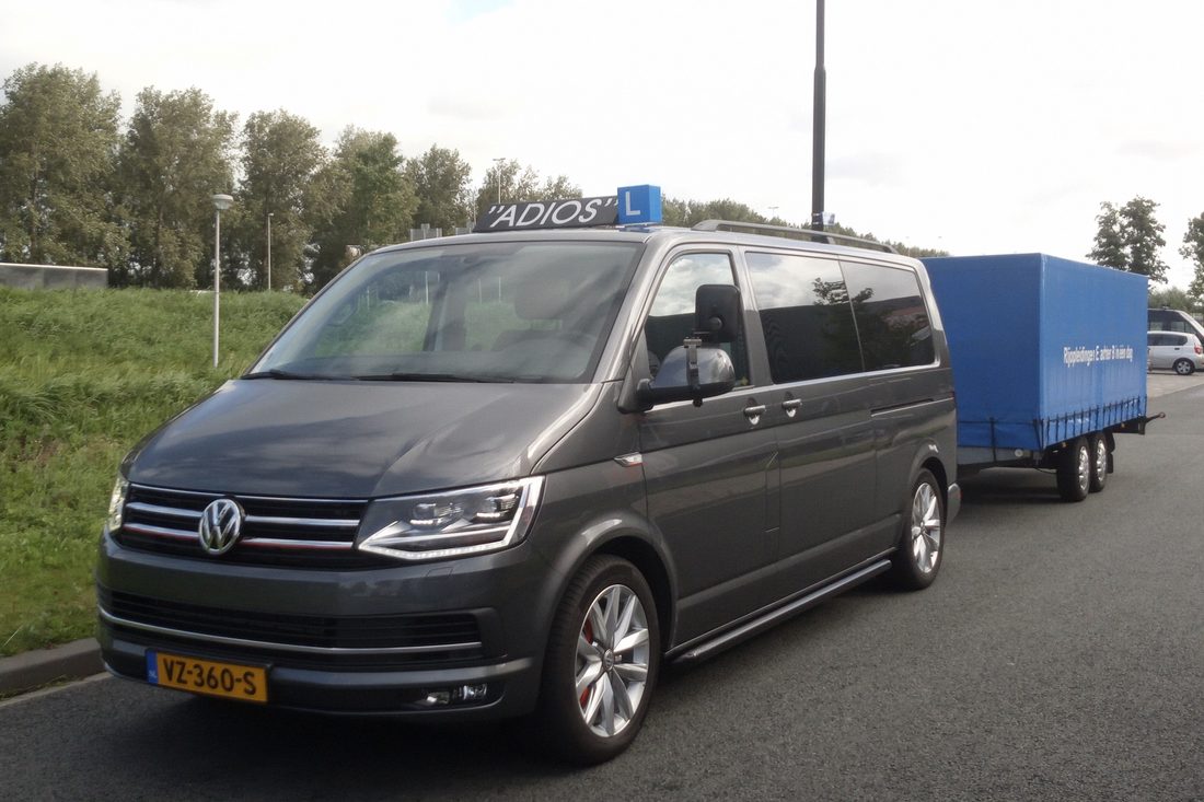 Volkswagen Transporter van Autorijschool Adios met de aanhangwagen voor de opleiding E bij B
