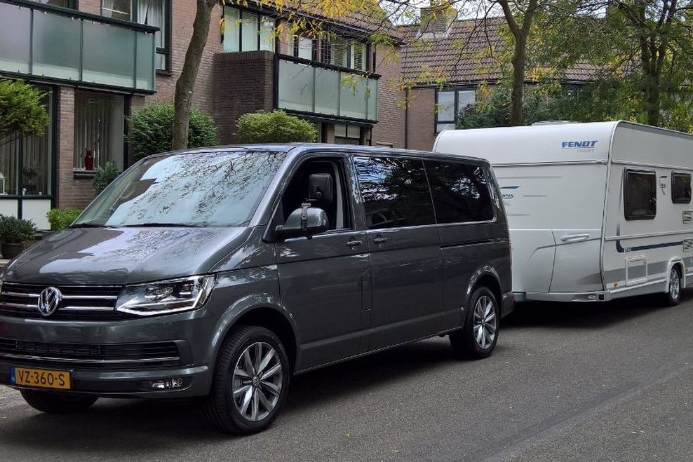 Volkswagen Transporter van Autorijschool Adios met caravan voor de caravantraining