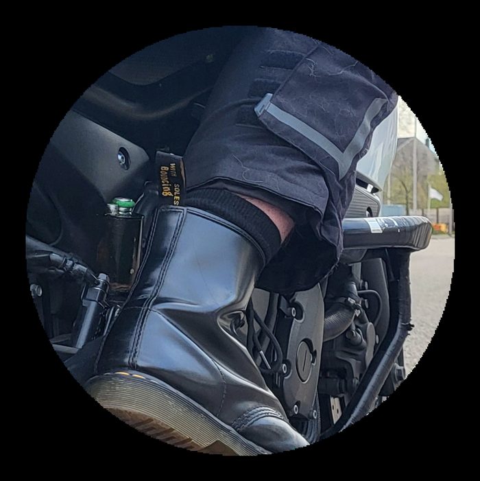 Voorbeeld van onvoldoende motorkleding: verkeerd schoeisel en geen volledige lichaamsbedekking